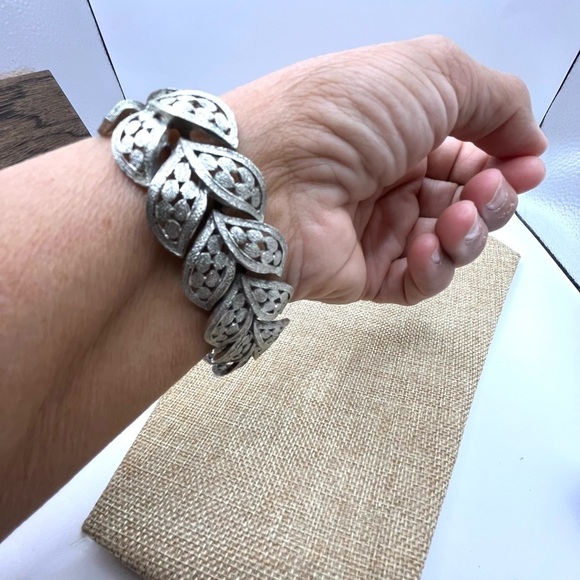 Silver Articulated Leaf Pattern Bracelet Signed Judy Lee fold over clasp closure - Picture 11 of 12